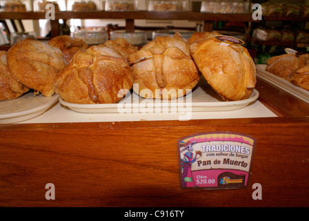 Traditionelle mexikanische Pan de Muerto Brot für den Verkauf in einem Mexikanischen Bäckerei, Mazatlan, Sinaloa, Mexiko Stockfoto