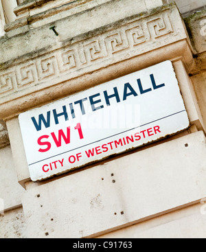 Straßenschild in Whitehall in der City of Westminster London wo das Hauptzentrum der britischen Regierung basiert Stockfoto