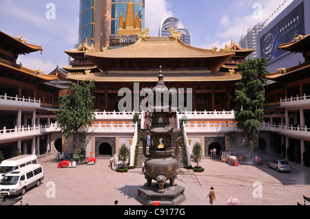 Jing-Tempel der Tempel des Friedens und der Ruhe ist ein buddhistischer Tempel auf der anstrengenden shopping Straße West Nanjing Road in Stockfoto