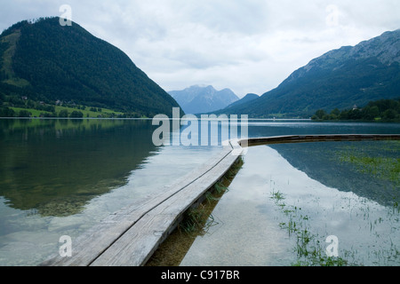 See-Grundl oder Grundlsee ist ein großer See in Salskammergut, in den Bergen des Bereichs Totes Gebirge. Stockfoto