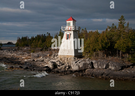 Ein Sonnenstrahl trifft den Leuchtturm South Baymouth, Manitoulin Island, Ontario. Stockfoto