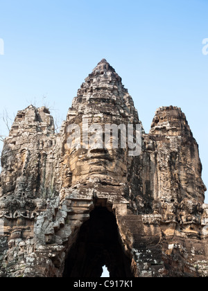 Riese lächelndes Gesicht am Ortseingang von Angkor Thom, Kambodscha. Stockfoto