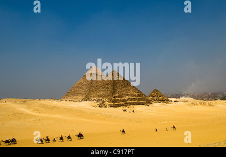 Die Pyramiden von Gizeh mit einer Kamelkarawane im Vordergrund. Stockfoto