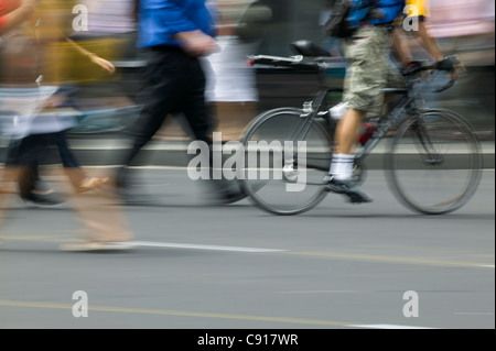 Fußgänger & Radfahrer in der Stadt Street Sydney Australia Stockfoto