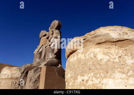 Medinat oder Medinet Habu ist die Leichenhalle Tempel des Ramses 111.  Die ersten Pylon oder Eingang Wände sind in Inschriften bedeckt. Stockfoto