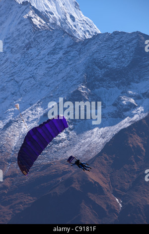 Tandem Fallschirm fliegen über Berge, Sagarmatha Nationalpark, Nepal Stockfoto