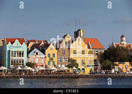 Curaçao, Karibik-Insel, Niederlande. Willemstad. Punda Viertel. Historische Häuser am Ufer. UNESCO Stockfoto