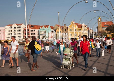 Curaçao, Karibik-Insel, Niederlande Willemstad. Punda Viertel. Historische Häuser. Menschen über Emma-Brücke. Stockfoto