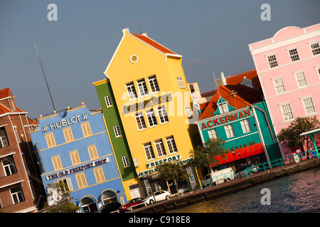 Curaçao, Karibik-Insel, Niederlande. Willemstad. Punda Viertel. Historische Häuser am Ufer. Stockfoto