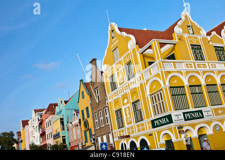 Curaçao, Karibik-Insel, Niederlande. Willemstad. Punda Viertel. Historische Häuser am Ufer. Stockfoto