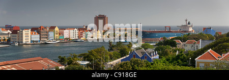 Curaçao, Karibik-Insel, Willemstad. Historische Häuser am Ufer. Öl-Tanker und Fähre Boot Kreuzung St. Annabaai. Stockfoto