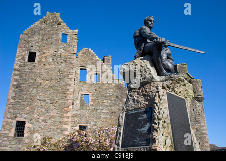 In Kirkudbright befindet sich eine historische 16. Jahrhundert MacLellans Burg, mit einer Skulptur ein Schwertkämpfer und Inschriften auf einer Tafel Stockfoto