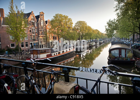 Niederlande, Amsterdam, 17. Jahrhundert beherbergt und Hausboote am Kanal namens Prinsengracht. UNESCO-Weltkulturerbe. Stockfoto