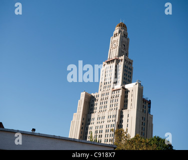 Die Williamsburgh Savings Bank Tower ist eines der höchsten Gebäude in Brooklyn und ist ein Wahrzeichen über Atlantic Avenue Stockfoto