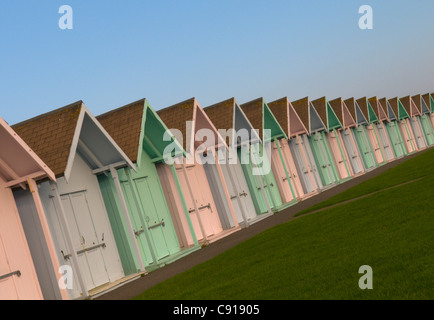 Eine Reihe von Pastell farbigen Strandhütten an der Strandpromenade in Southsea. Stockfoto