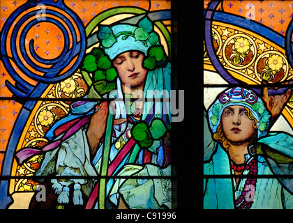 Prag, Tschechische Republik. St.-Veits Kathedrale. Glasmalerei-Fenster - The lebt von Sts Cyril und Methodius (1931; Alphonse Mucha) Stockfoto