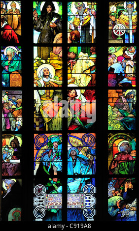 Prag, Tschechische Republik. St.-Veits Kathedrale. Glasmalerei-Fenster - The lebt von Sts Cyril und Methodius (1931; Alphonse Mucha) Stockfoto