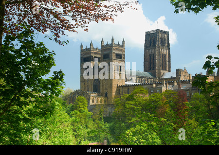 Durham Kathedrale dominiert die Stadt Durham. Die hohen Türme der Normannendom können aus allen Teilen der Stadt gesehen werden. Stockfoto