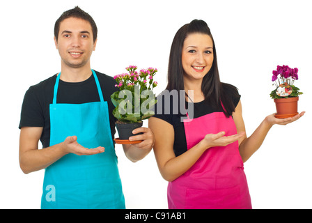 Floristen-Arbeiter-Team hält Blumen in Töpfen und zeigen mit ihren Händen isoliert auf weißem Hintergrund Stockfoto