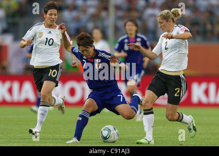 Kozue Ando von Japan (C) kämpft um den Ball gegen Linda Bresonik (L) und Bianca Schmidt von Deutschland während eines WM-Spiels. Stockfoto