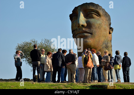 Touristen vor der Skulptur von Igor Mitoraj Valle dei Templi, Agrigento, Sizilien, Italien Stockfoto