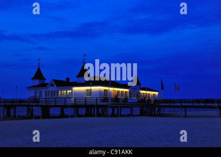 Pier (Seebruecke) in der Nacht, Ahlbeck, Heringsdorf, Usedom, Mecklenburg-Western Pomerania, Deutschland Stockfoto