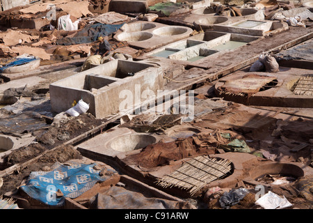 Die Gerbereien direkt an der Rue Bab Debbagh in der nördlichen Medina haben auf dem Dach Farbstoff Gruben viele voll von giftigen Substanzen. Stockfoto