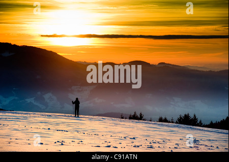 Skilangläufer im Sonnenuntergang, St Margen, Schwarzwald, Baden-Württemberg, Deutschland Stockfoto