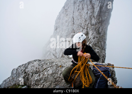 Weibliche Bergsteiger am Kopftoerlgrat, Kapuzenturm im Hintergrund, Ellmauer Halt, Kaisergebirge, Tirol, Österreich Stockfoto