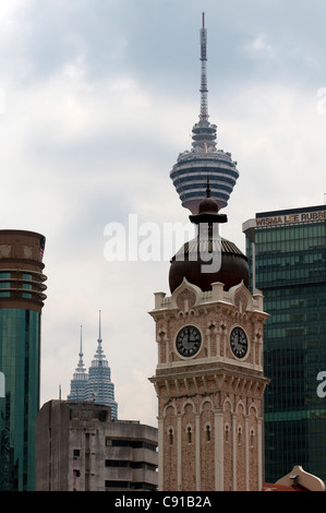 Sultan Abdul Samad Gebäude vor Kuala Lumpur Tower und Petronas Towers (unten links), Kuala Lumpur, Malaysia, Asien Stockfoto