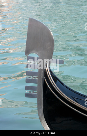 Das traditionelle Boot der Gondel hat einen Metallkopf auf dem Bug mit 6 Streifen Pettini aus den Bereichen Venedig schweben Stockfoto