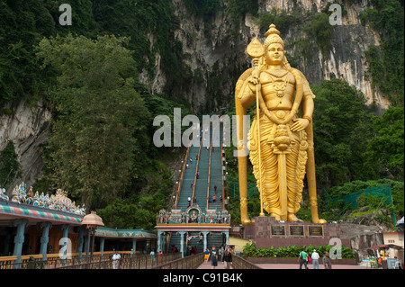 Goldene Statue von Murugan vor Batu-Höhlen, nördlich von Kuala Lumpur, Malaysia, Asien Stockfoto