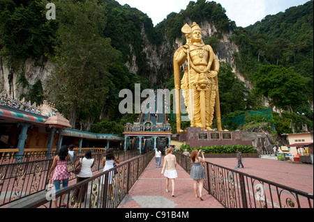 Goldene Statue von Murugan vor Batu-Höhlen, nördlich von Kuala Lumpur, Malaysia, Asien Stockfoto