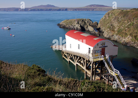 St. Davids Lifeboat Station St Justinians in Pembrokeshire betreibt zwei Rettungsboote und das Rettungsboot Station Haus mit Blick auf Stockfoto