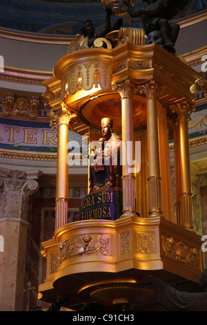 Das Innere der Kathedrale von Palermo ist reich verziert mit Mosaiken und religiöse Statuen der Jungfrau Maria und Stockfoto