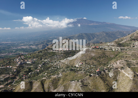 Der Ätna ist ein aktiver Vulkan im Norden der Insel Sizilien. Stockfoto