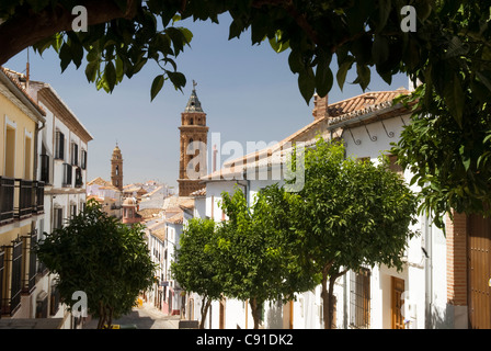 Cuesta de Reihenhaus San Judas eine kleine Straße nach unten über das Zentrum von Antequera. Stockfoto