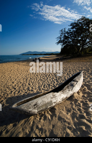 Fischer ziehen Sie ihre Kanus auf Mwaya Strand, in der Nähe von Matete am Malawi-See-Ufer, zwischen Nkhotakota und Nkhata Bay. Stockfoto