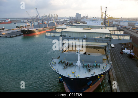 Trockenen Frachtschiff "Star Kvarven" Entladung Ladung von Papier im Hafen von Livorno Italien Stockfoto