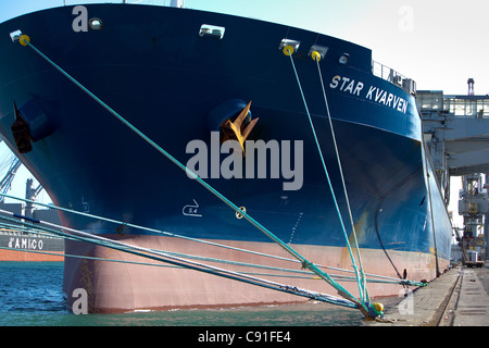 Der trockene Frachtschiff tar kvarven' Entladung Ladung von Papier am Hafen von Livorno Italien Stockfoto