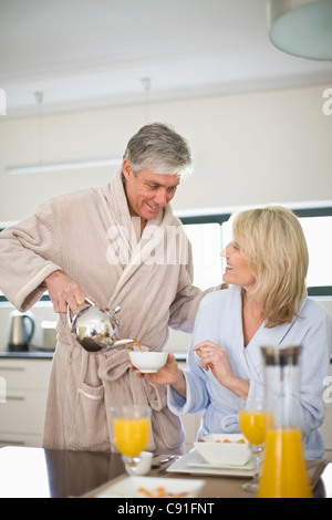 Paar beim Frühstück zusammen Stockfoto