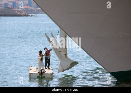 "Grand Princess" Kreuzfahrtschiff neben Gibraltar mit ihren Anker gemalt. Stockfoto