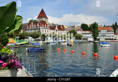 Hafen von Ouchy am Genfersee, Schloss Ouchy im Hintergrund, Lausanne, Kanton Waadt, Schweiz Stockfoto