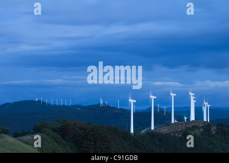 Windenergieanlage unter bewölktem Himmel, Alto del Perdon, Sierra del Perdon, Provinz Navarra, Nordspanien, Spanien, Europa Stockfoto