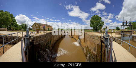 Canal de Castilla Kanal mit Schleuse im Sonnenlicht Fromista Provinz von Palencia alten Kastilien Catile-Leon Castilla y Leon Northe Stockfoto