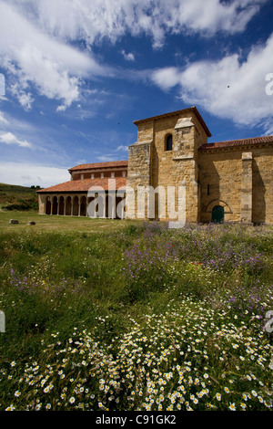 Blick auf das Kloster Monasterio de San Miguel de Escalada im Sonnenlicht Provinz von Leon alten Kastilien Kastilien-Leon Castilla y Stockfoto