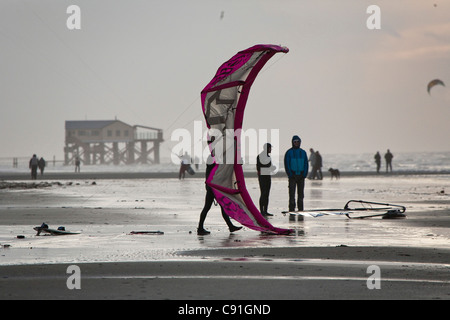 Kitesurfer am Strand in St. Peter-Ording, Schleswig-Holstein, Nordseeküste, Deutschland Stockfoto