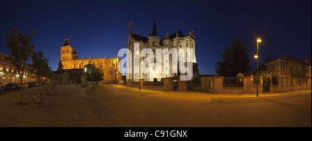 Beleuchtete Kathedrale Santa Maria und Bischofspalast bei Nacht Astorga Provinz von Leon alten Kastilien Kastilien-Leon Castilla y Leo Stockfoto