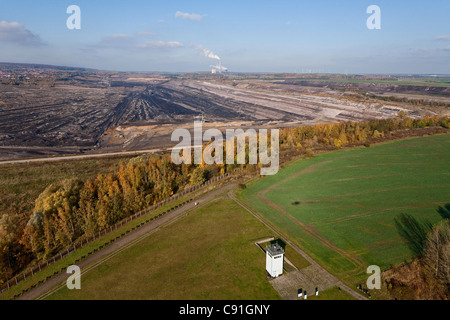 Luftaufnahme des ehemaligen DDR-Wachturm an der ehemaligen Grenze und Braunkohlenbergbau, Schöningen, Niedersachsen, Deutschland Stockfoto