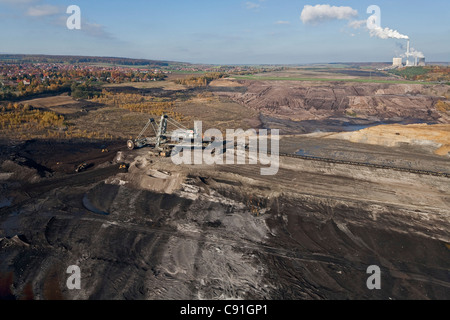 Luftaufnahme von einem Schaufelrad Bagger mit Förderband für Tagebau Braunkohle Bergbau Braunkohle Schöningen niedriger Sachsen Ge Stockfoto